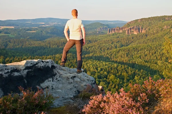 Silhouette eines Mannes auf einem Berggipfel. — Stockfoto