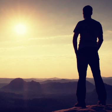 ' Nin rockymountains ve Sun Vadisi'ne puslu ve sisli sabah göz kulak siyah fiyatı.