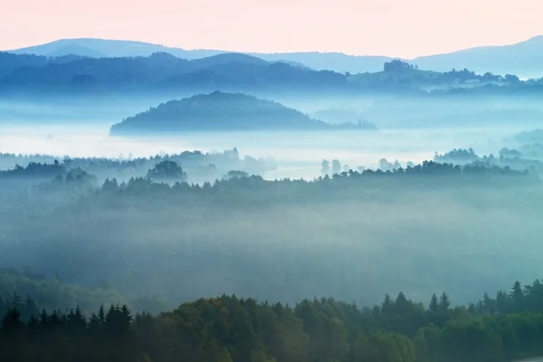 Mattina nebbiosa. Autunno nebbia e nuvole sopra ghiacciare valle di montagna, paesaggio collinare — Foto Stock