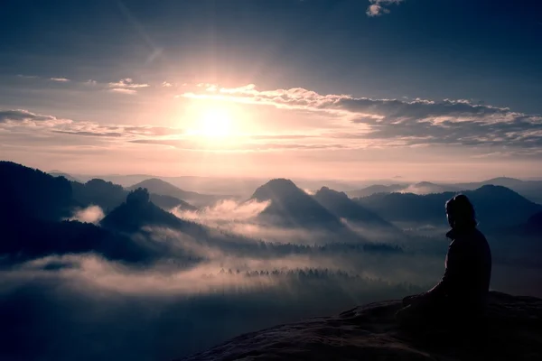 Hermosa joven chica de pelo largo turista disfrutar del amanecer en la esquina aguda de roca arenisca y vigilar el valle al sol . —  Fotos de Stock