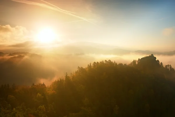 Kolory jesieni romantyczny. Drewniany dom lub domek na turysta na szczycie zielonego wzgórza lasu. Jesienna mgła ryczeć w dolinie. — Zdjęcie stockowe