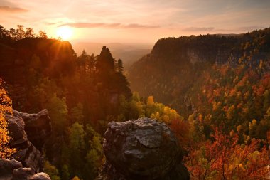 Sonbahar günbatımı kayalarda. Bohem İsviçre renkli Vadisi düşmeye kumtaşı kayaların üzerinden görüntülemek.