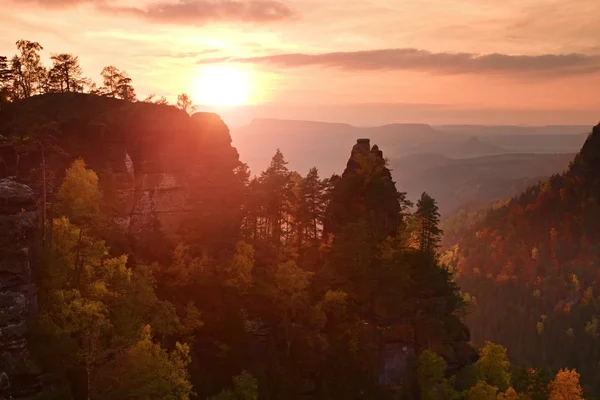 Autumn sunset in rocks. View over sandstone rocks to fall colorful valley of Bohemian Switzerland. — Stock Photo, Image