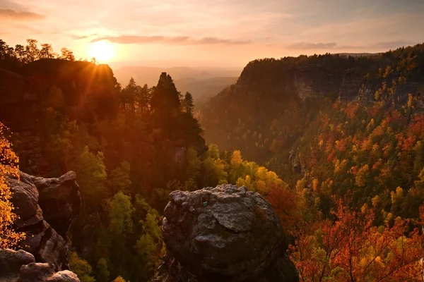 Autumn sunset in rocks. View over sandstone rocks to fall colorful valley of Bohemian Switzerland. — Stock Photo, Image