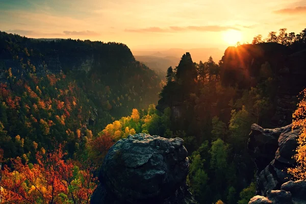 Autumn sunset in rocks. View over sandstone rocks to fall colorful valley of Bohemian Switzerland. — Stock Photo, Image