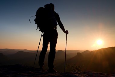 El ile uzun boylu backpacker Polonyalılar. Rocky Dağları'nda güneşli zammı gün. Uzun yürüyüşe çıkan kimse büyük sırt çantası ile kayalık Görünüm noktası puslu Vadisi üzerinde durmak.