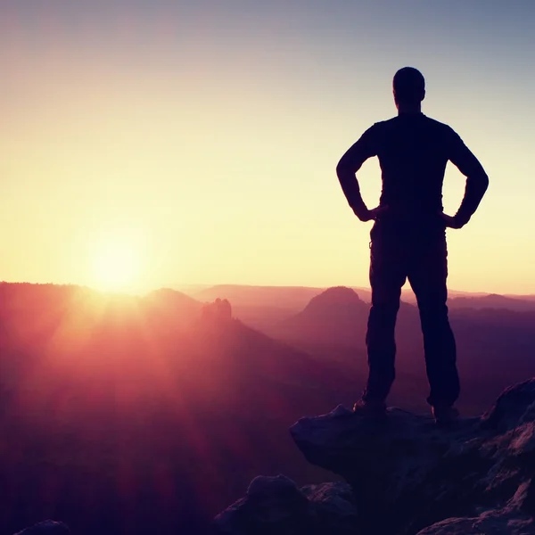 Rode daybreak. Slanke toeristische op peak in rock empires park waakt over het mistige en mistige landschap aan zon — Stockfoto