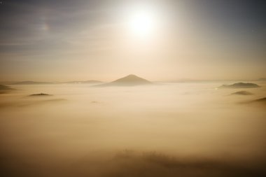 Dolunay gecesi. Peri Bohemian-Saxony İsviçre dağ içinde gece. Ağır Sis Hills Adaları gibi arttı.