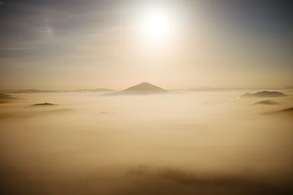 Full moon night. Fairy misty night  in mountain of Bohemian-Saxony Switzerland. Hills like islands  increased from heavy  fog. — Stock Photo, Image