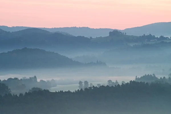 Mistige ochtend. Herfst mist en wolken boven bevriezen bergdal, heuvelachtig landschap — Stockfoto