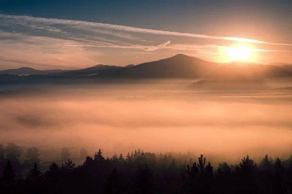 Matin brumeux. Brouillard automnal et nuages au-dessus de la vallée de montagne gelée, paysage vallonné — Photo