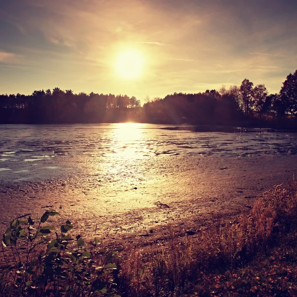 Sonnenuntergang über dem leeren See, Schilf und Spiegelungen am Ufer. schöne Sommerlandschaft. — Stockfoto