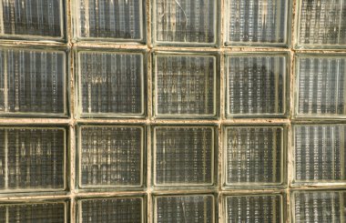 Kırık eski cam tuğla duvar. Postmodern Sosyalist stili