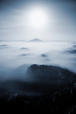 Dolunay gecesi. Peri Bohemian-Saxony İsviçre dağ içinde gece. Ağır Sis Hills Adaları gibi arttı.