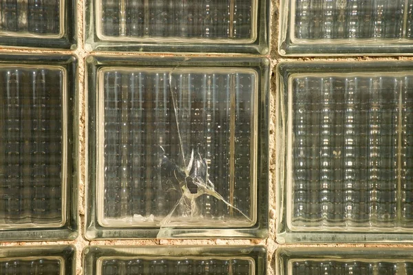 Trasiga gamla glas tegelvägg. Postmodern socialistiska stil — Stockfoto