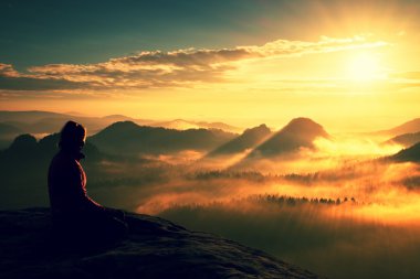 Güzel genç uzun saçlı kız turist daybreak kumtaşı kaya keskin köşesinde zevk ve Sun Vadisi'ne üzerinden izlemek.