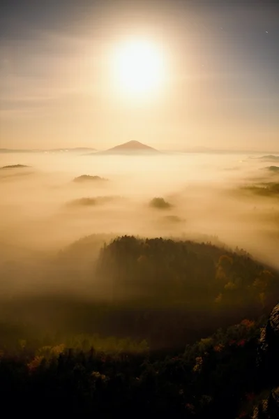 Noche de luna llena brumosa en la cima de las colinas de la montaña.Océano de niebla pesada . — Foto de Stock