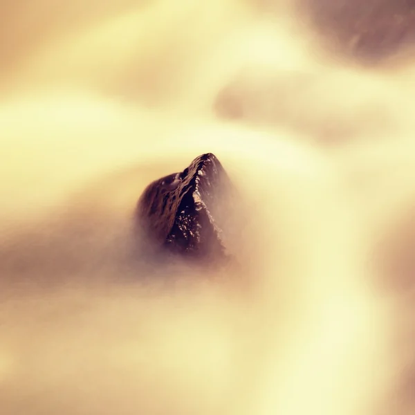 渓流での滑りやすい岩。澄んだ水は、長時間露光、水面の反射でぼやけて。ソフト フォーカス. — ストック写真