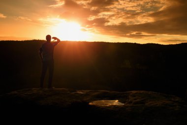 Runner tepe üzerinde. Gözleri de el ile onun hedef adam. Siyah pantolon çalıştıran ve mavi terli t-shirt shinning uzun yürüyüşe çıkan kimse,