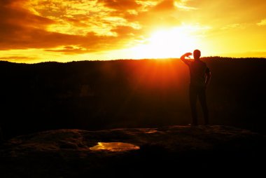 Runner tepe üzerinde. Gözleri de el ile onun hedef adam. Siyah pantolon çalıştıran ve mavi terli t-shirt shinning uzun yürüyüşe çıkan kimse,
