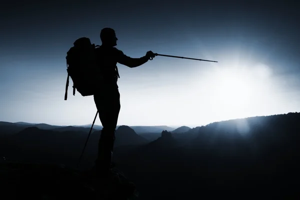 Einsamer männlicher Wanderer in Berglandschaft bei Sonnenuntergang am Horizont. schönes buntes Bergpanorama am Abend in den Bergen. — Stockfoto