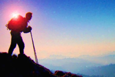 Suluboya boya. Boya etkisi. Sportif sırt çantası ve Polonyalılar elinde turistik ayağa kayalık bakış ve derin puslu Vadisi feryat izlerken. Güneşli Bahar şafak 