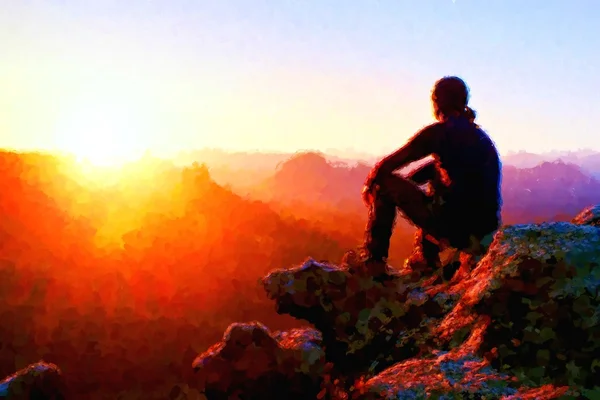 Suluboya boya. Boya etkisi. Yorgun yetişkin uzun yürüyüşe çıkan kimse siyah pantolon, ceket ve karanlık kap içinde daybreak uçurumun kenarında oturmak.