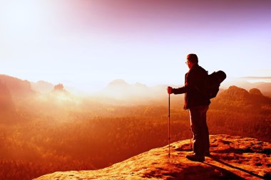 Backpacker gözlük ve Polonyalılar el ile. Güneşli bir günde rocky Dağları. Uzun yürüyüşe çıkan kimse kayalık görünümünde büyük sırt çantası ile işaret puslu Vadisi.