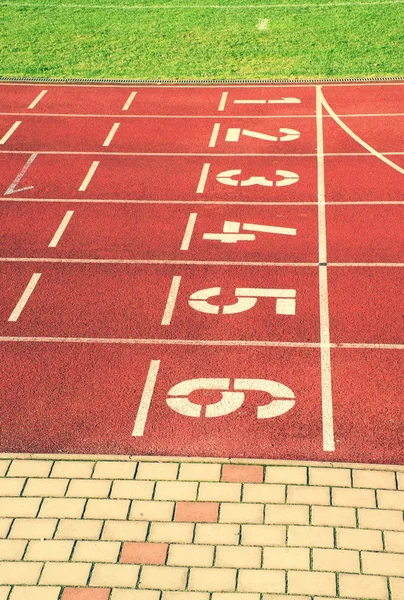 트랙의 숫자입니다. 옥외 운동 경기장에 빨간 실행 경마장 — 스톡 사진