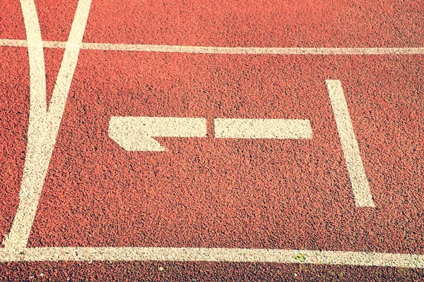 Número um. Número de pista branca na pista de corrida de borracha vermelha, textura das pistas de corrida — Fotografia de Stock