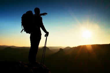 Dağ güneş çerçeve içinde üstünde uzun boylu bir adam silüeti keskin. Dağlarda Turist Rehberi