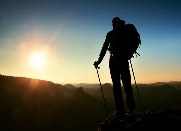 Turista no pico. Nascer do sol com inversão.Cliff acima do vale profundo do outono com guia turístico no topo. Caminhante assistir deslumbrante belas paisagens — Fotografia de Stock