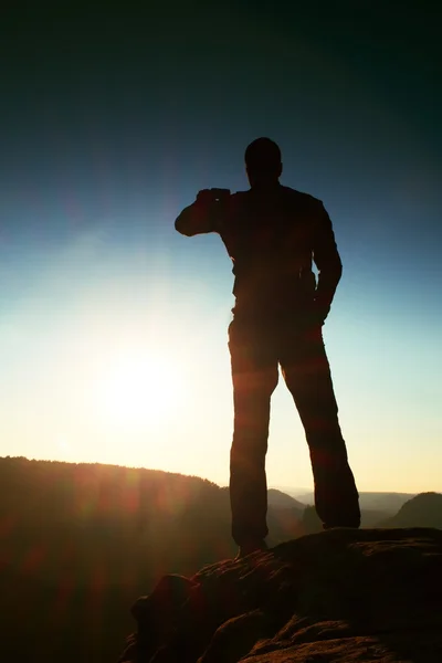 Solo caminante masculino en el paisaje de montaña al atardecer en el horizonte. Hermoso panorama colorido de montaña por la noche en las montañas . — Foto de Stock