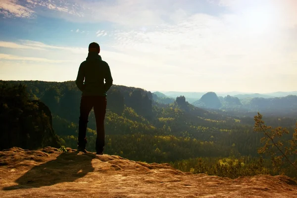 Alone young girl tourist enjoy morning on sandstone rock and watch over valley to Sun. — Stock Photo, Image