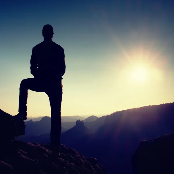 Silhouet van jonge zelfverzekerd en krachtige Man die met de handen op de heupen, ochtend of laat dag zon met kopie ruimte — Stockfoto