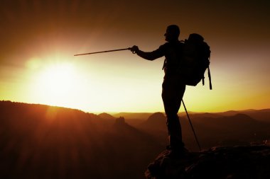 Tepe üzerinde turist. Sunrise inversiyon ile. Cliff derin sonbahar Vadisi ile üst turist kılavuz yukarıda. Uzun yürüyüşe çıkan kimse izle nefes kesen güzel sahne