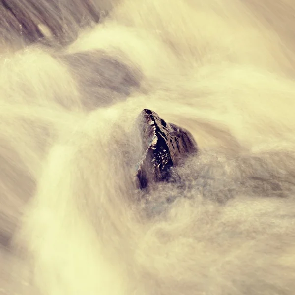 Massi scivolosi nel torrente di montagna. Acqua limpida offuscata da lunga esposizione, riflesso nel livello dell'acqua. Concentrazione morbida . — Foto Stock