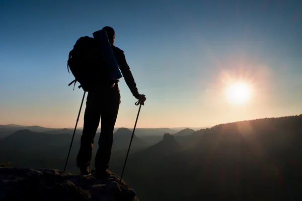 Turista in cima. Alba con inversione.Scogliera sopra profonda valle autunnale con guida turistica in cima. Orologio escursionista panorama mozzafiato — Foto Stock