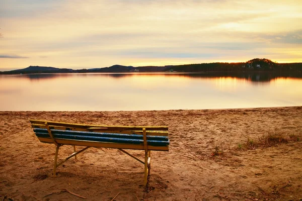 Odkryty puste ławki na jesień jezioro plaża. Wybrzeża z świeci słońce. Archiwalne zdjęcie stonowanych — Zdjęcie stockowe