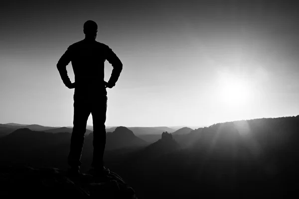 男は、腰を彼の手。夜明けの自然の中のスポーツマンのシルエット. — ストック写真