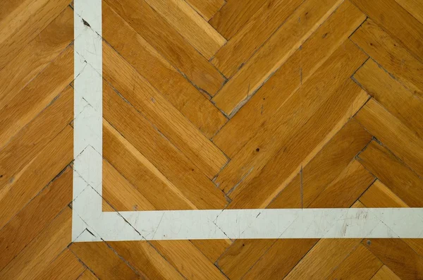 Canto branco. Piso de madeira desgastado de sala de esportes com linhas de marcação — Fotografia de Stock