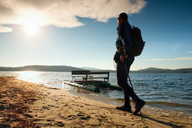 Turist, yandan çarklı gemi plajındaki. Gün batımında sıcak sportif giysiler Polonyalılar adam. Sonbahar hava.