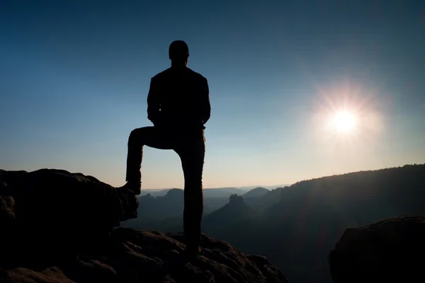 孤独的男山风景在日落时在地平线上徒步旅行者。美丽的五彩山的全景，在晚上在山. — 图库照片