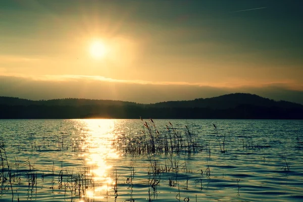 Belo nascer do sol de outono ou pôr do sol com reflexão sobre o nível da água do lago — Fotografia de Stock