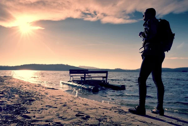 Hoge toeristische lopen op strand van peddel boot in de zonsondergang — Stockfoto