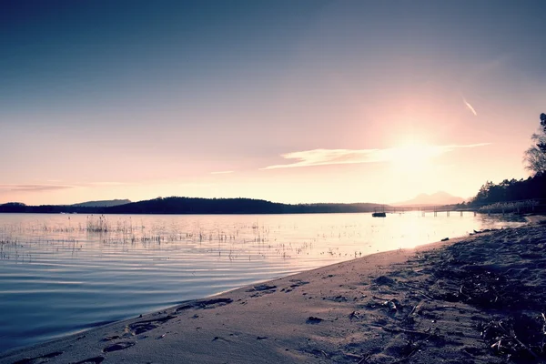 Όμορφη ανατολή του ηλίου στο άδειο παραλία, νησί στη Μεσόγειο θάλασσα — Φωτογραφία Αρχείου