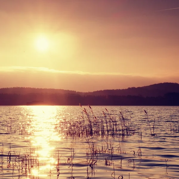 Belo nascer do sol de outono ou pôr do sol com reflexão sobre o nível da água do lago — Fotografia de Stock