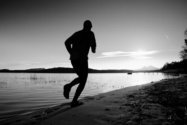 L'homme qui court. Coureur homme jogging pendant le lever du soleil sur la plage de sable — Photo