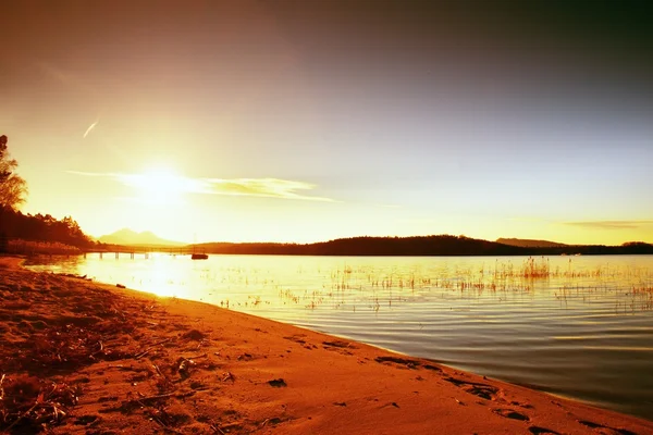 Гарний схід сонця в порожній beach, острів з Середземного моря — стокове фото