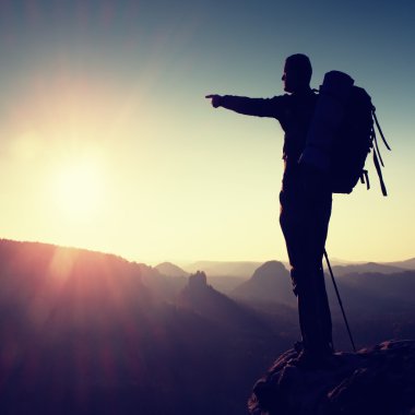 Dağ güneş çerçeve içinde üstünde uzun boylu bir adam silüeti keskin. Dağlarda Turist Rehberi